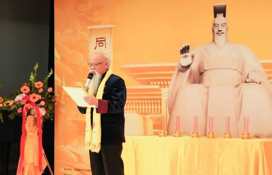 剑桥华人联谊会创始会长、中文学校管理委员会创始人、剑桥中华龙舟会主席李炳南率众嘉宾恭读拜文