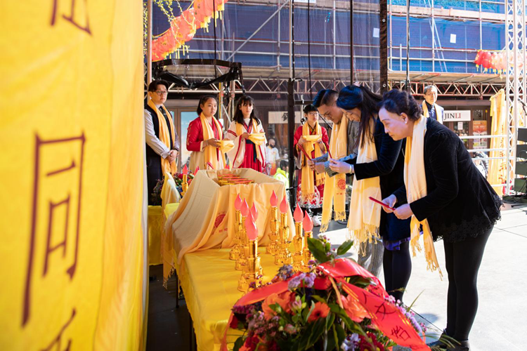 第三项仪程：净手上香