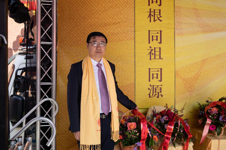 第二项仪程：敬献花篮