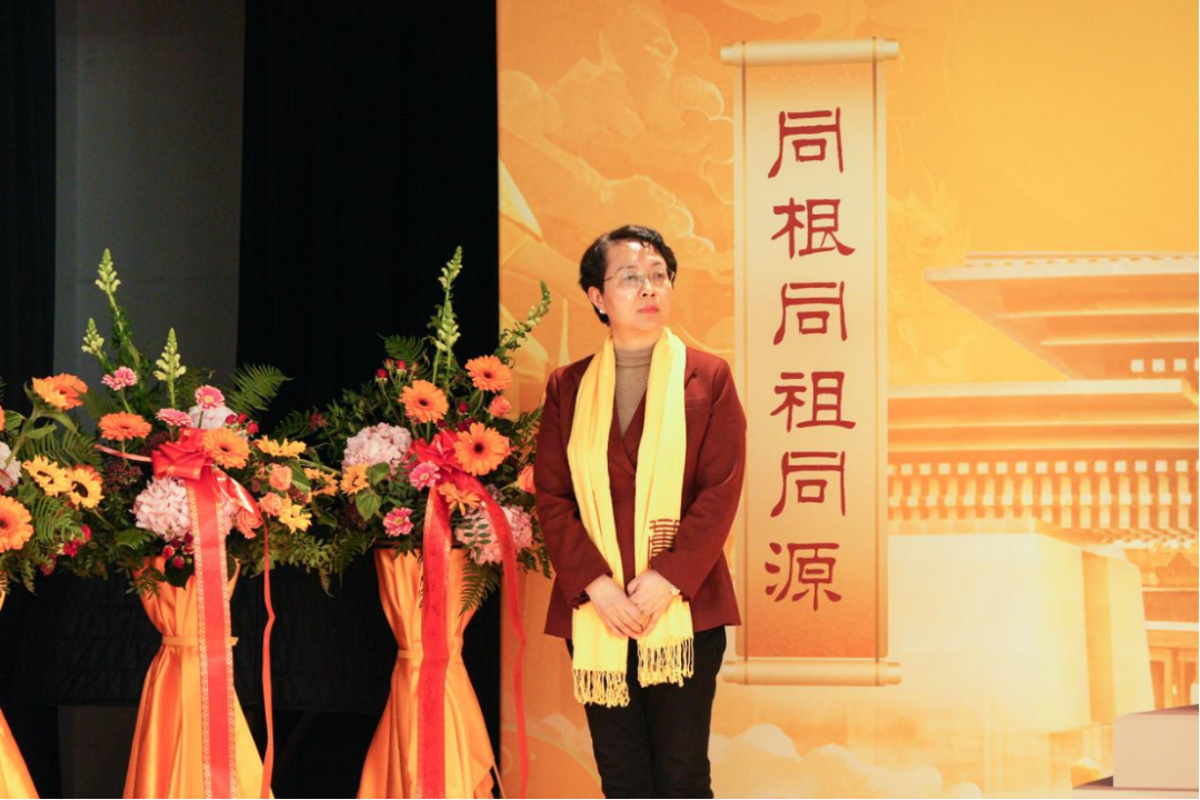 中国驻英国大使馆侨务参赞刘红梅敬献花篮