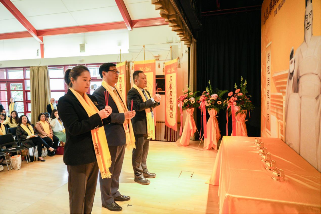 中英科技创新平台主席任翔，英国河北商会会长王朔光，伦敦华埠商会副秘书长赵琴净手上香