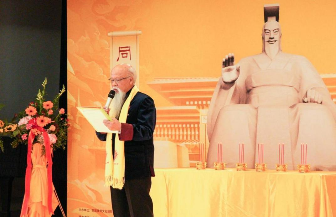 大英帝国员佐勋章获得者（MBE）、剑桥华人联谊会创始会长、中文学校管理委员会创始人、剑桥中华龙舟会主席李炳南先生率众嘉宾恭读拜文