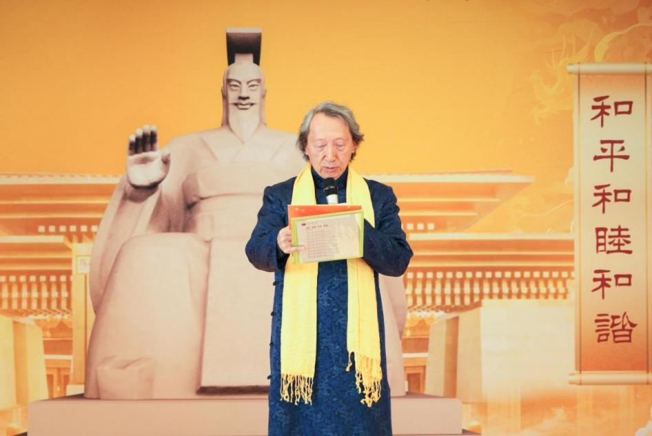 著名爱国将领方莹将军外孙、王伯骧将军之子、在英中国抗战老战士后人联谊会荣誉会长王台生主持仪式